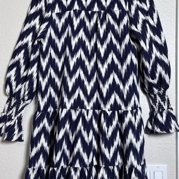 Pomander Place by Tuckernuck, Navy/White Ikat Mini, V Collar, Shirred Wrist. - Picture 2 of 14